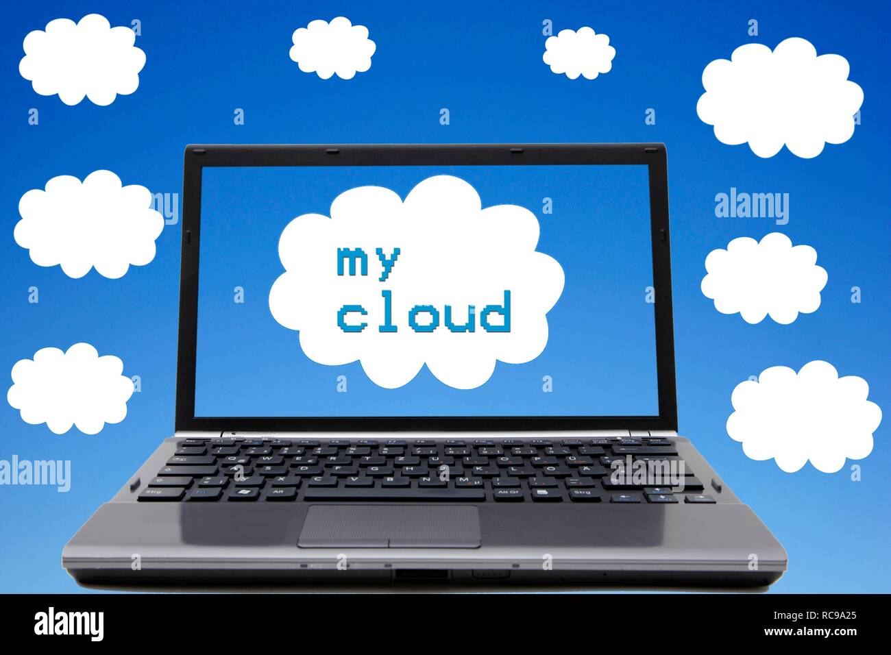 Ordinateur portable, lettrage 'ma' nuage, nuages, ciel, image symbolique pour le cloud computing, cloud Banque D'Images