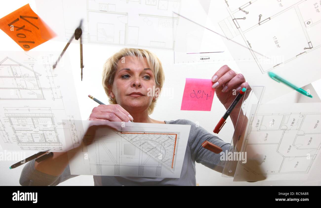 L'architecte travaille sur un plan de construction sur une table Banque D'Images