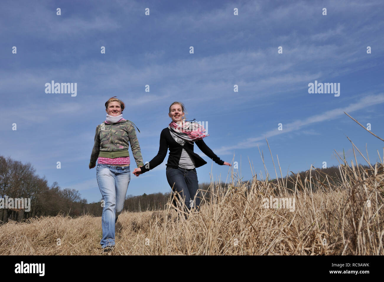 Zwei junge Frauen zusammen in freier Natur | deux jeunes une adolescente à l'extérieur ensemble Banque D'Images