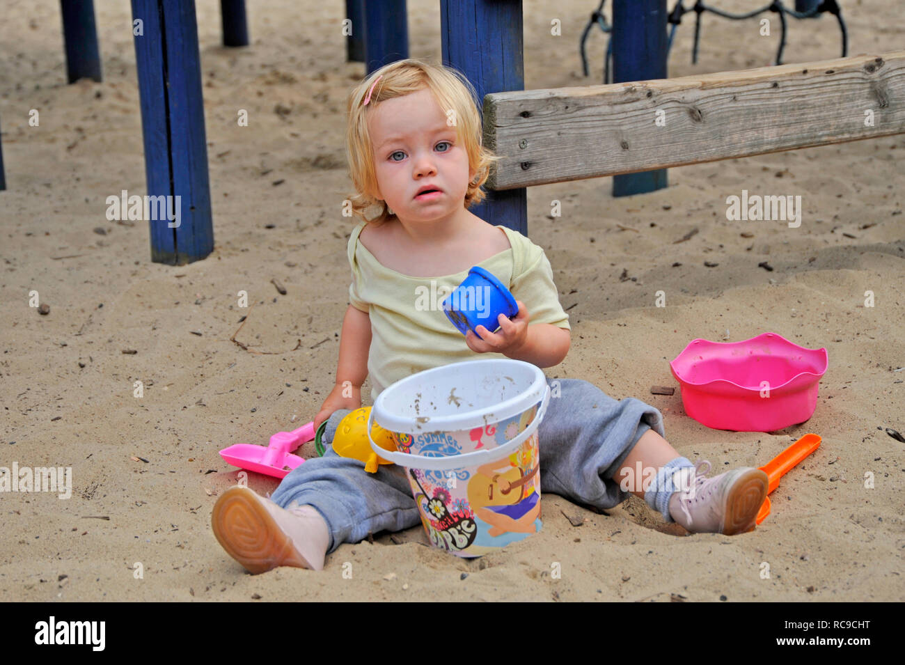 Kleines Mädchen, genre, 2 Jahre alt, auf dem Spielplatz | petit enfant, 2 ans, sur une aire de jeux Banque D'Images