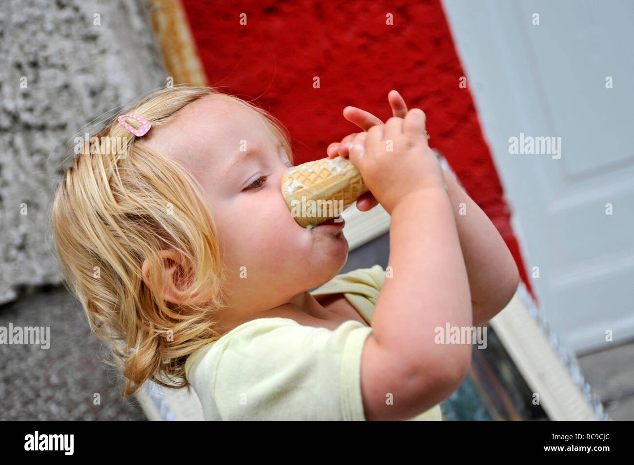 Genre isst Sie | enfant mange de la crème glacée Banque D'Images