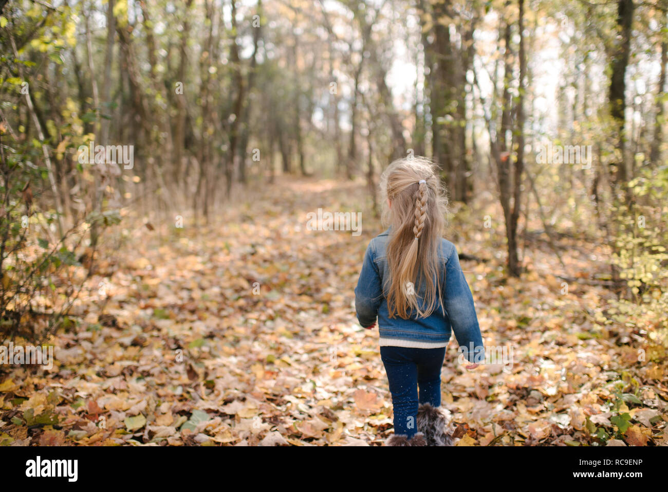 Petite fille explorer forest Banque D'Images