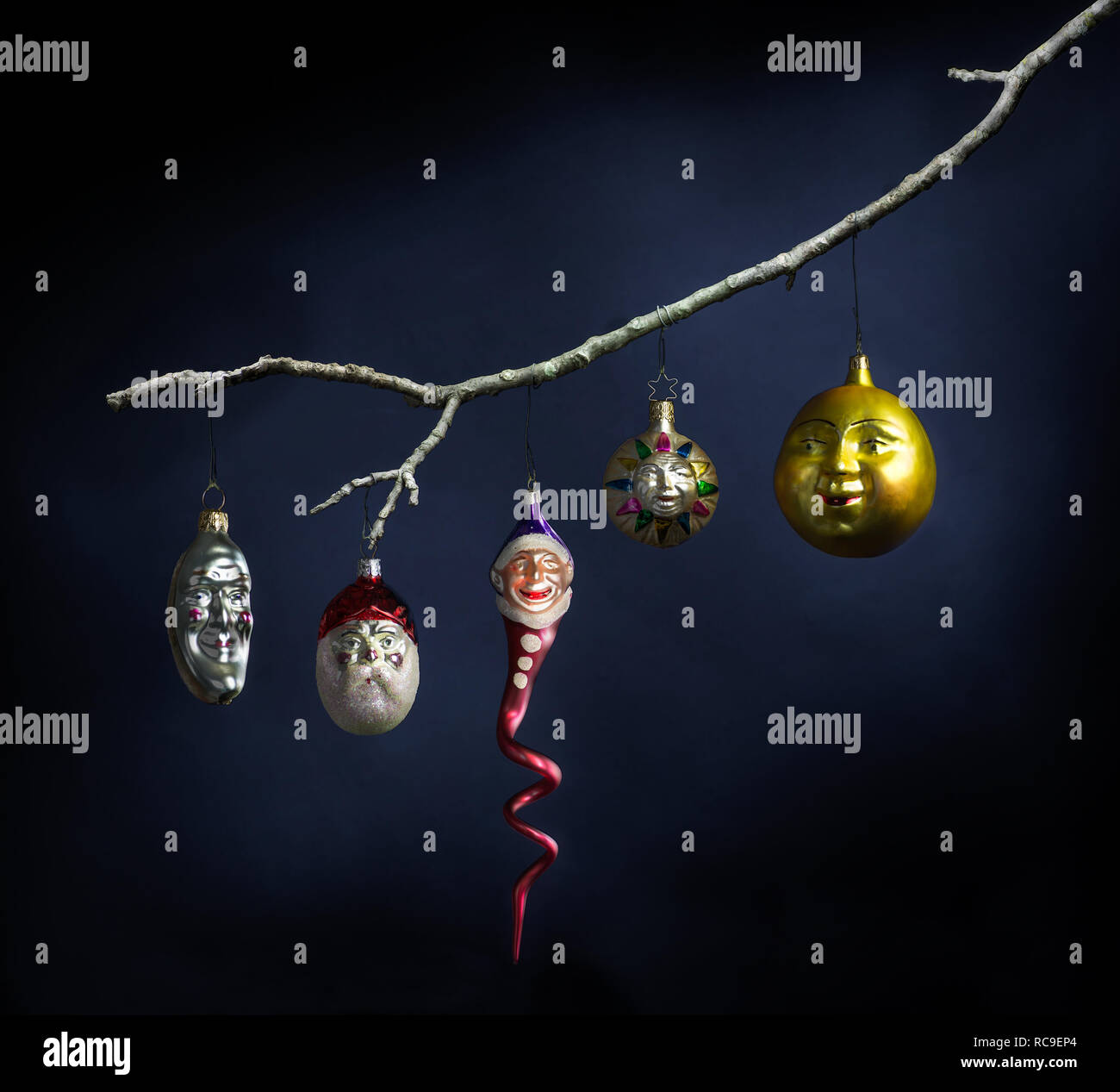 La vie toujours composé des ornements de Noël suspendu à branche d'arbre. Banque D'Images