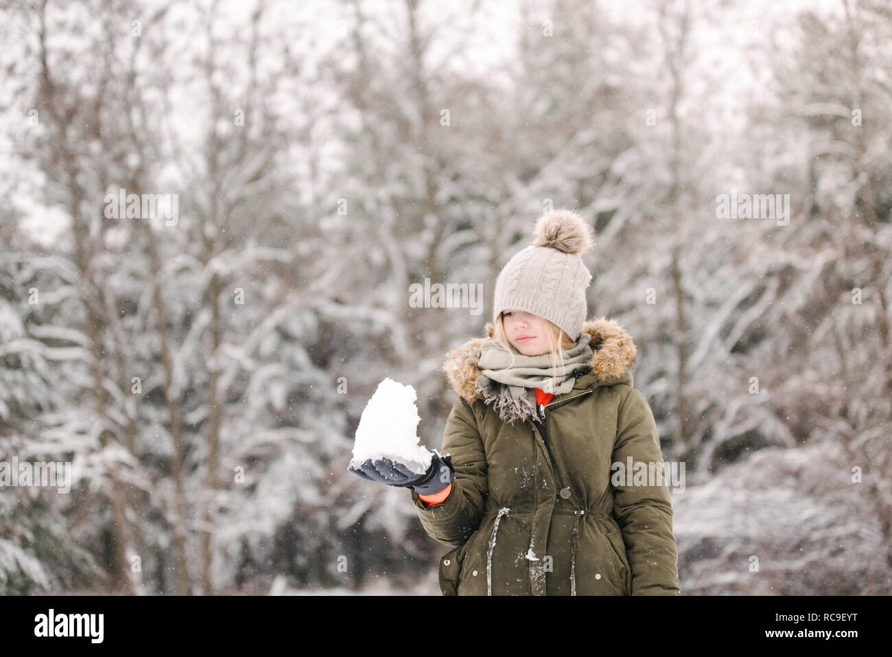 Fille avec snow ball in winter landscape Banque D'Images