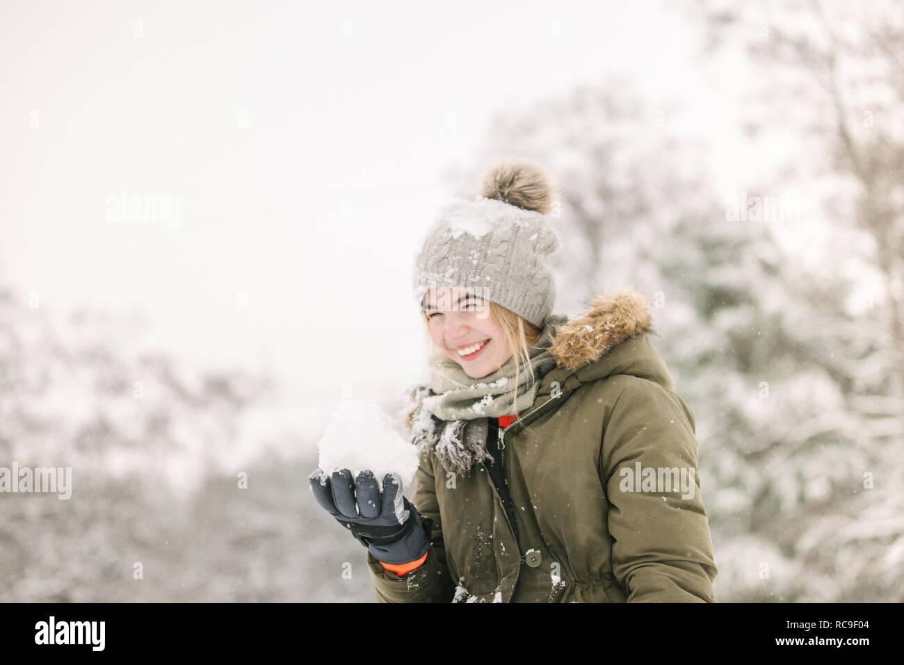 Fille avec snow ball in winter landscape Banque D'Images