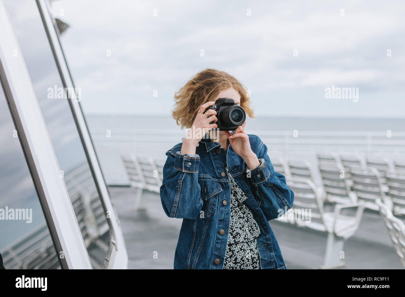Jeune femme prendre des photographies sur la jetée, Menemsha, Martha's Vineyard, Massachusetts, USA Banque D'Images