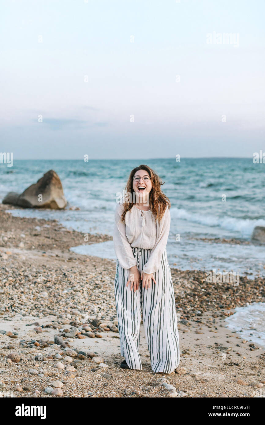 Young woman laughing on beach, portrait, Menemsha, Martha's Vineyard, Massachusetts, USA Banque D'Images