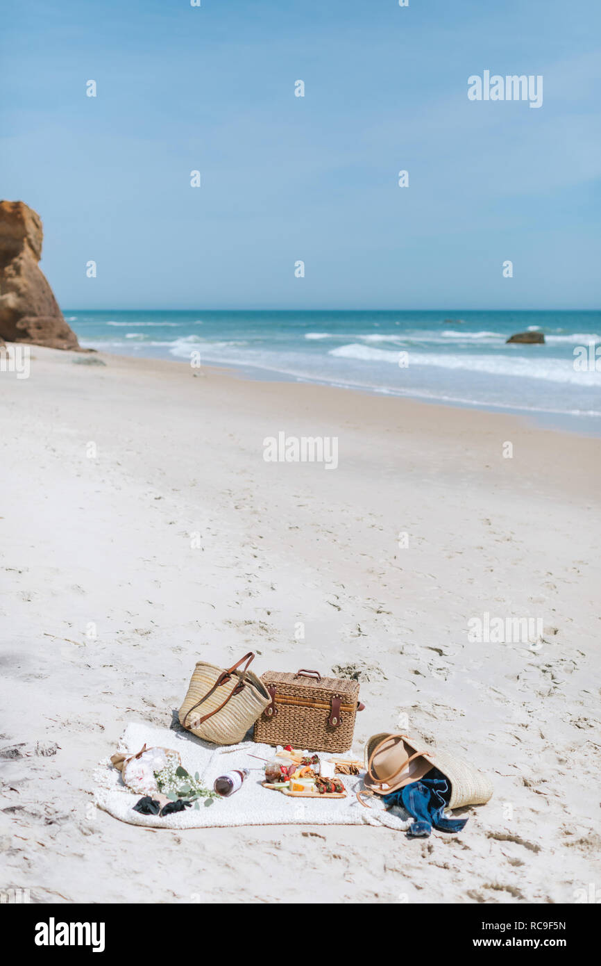 Couverture de pique-nique et panier sur plage vide, Menemsha, Martha's Vineyard, Massachusetts, USA Banque D'Images