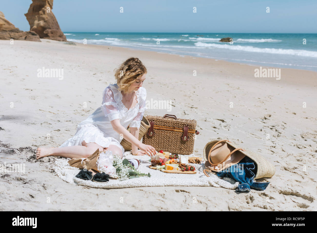 Jeune femme pique-nique sur plage, à Menemsha, Martha's Vineyard, Massachusetts, USA Banque D'Images