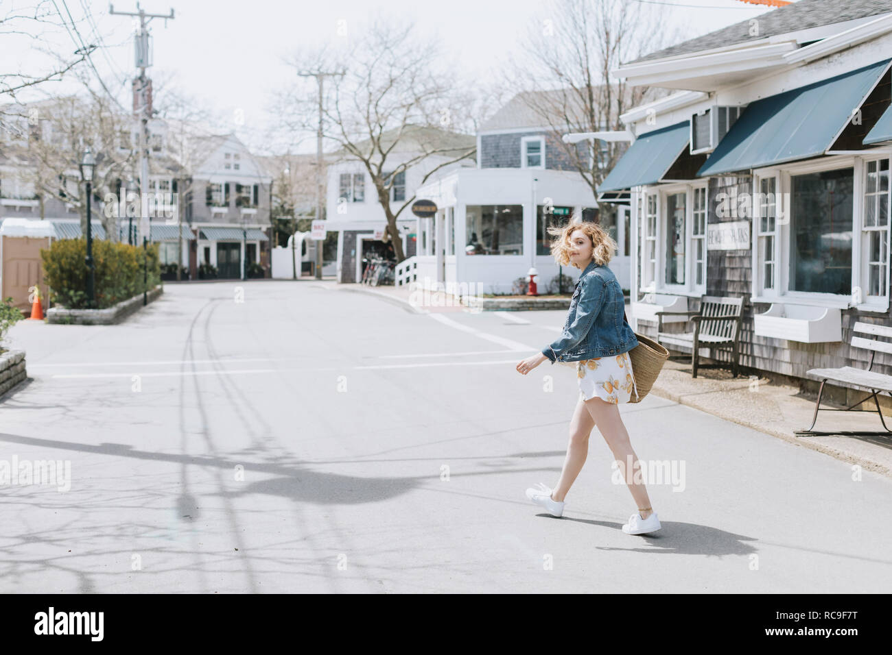 Jeune femme crossing road, portrait, Menemsha, Martha's Vineyard, Massachusetts, USA Banque D'Images