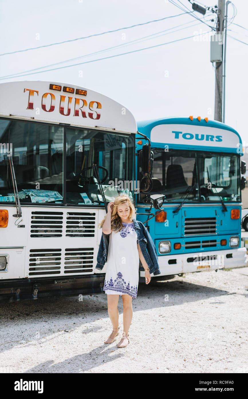 Jeune femme en face d'autobus d'excursion, Menemsha, Martha's Vineyard, Massachusetts, USA Banque D'Images
