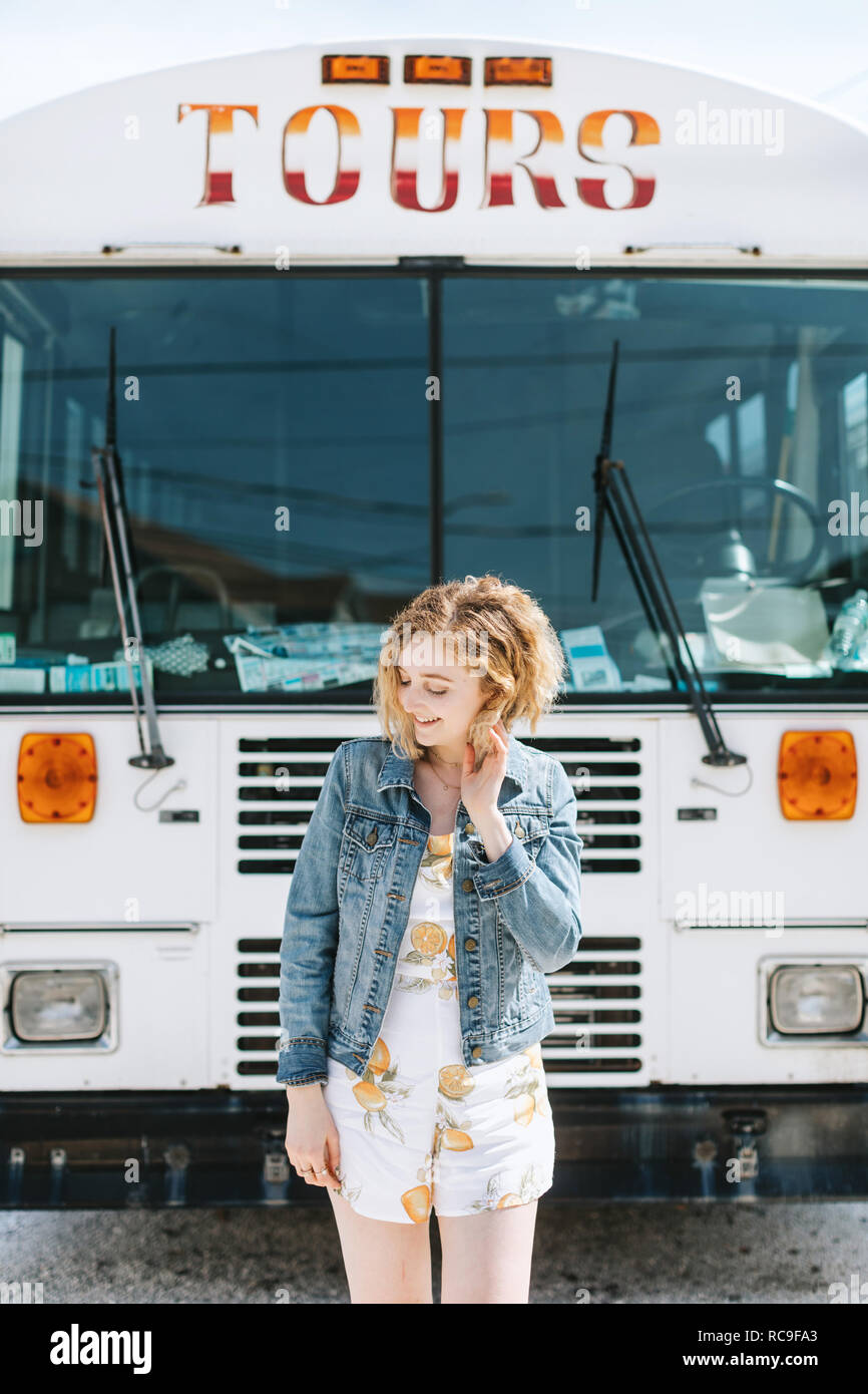 Jeune femme en face de tour bus, Menemsha, Martha's Vineyard, Massachusetts, USA Banque D'Images