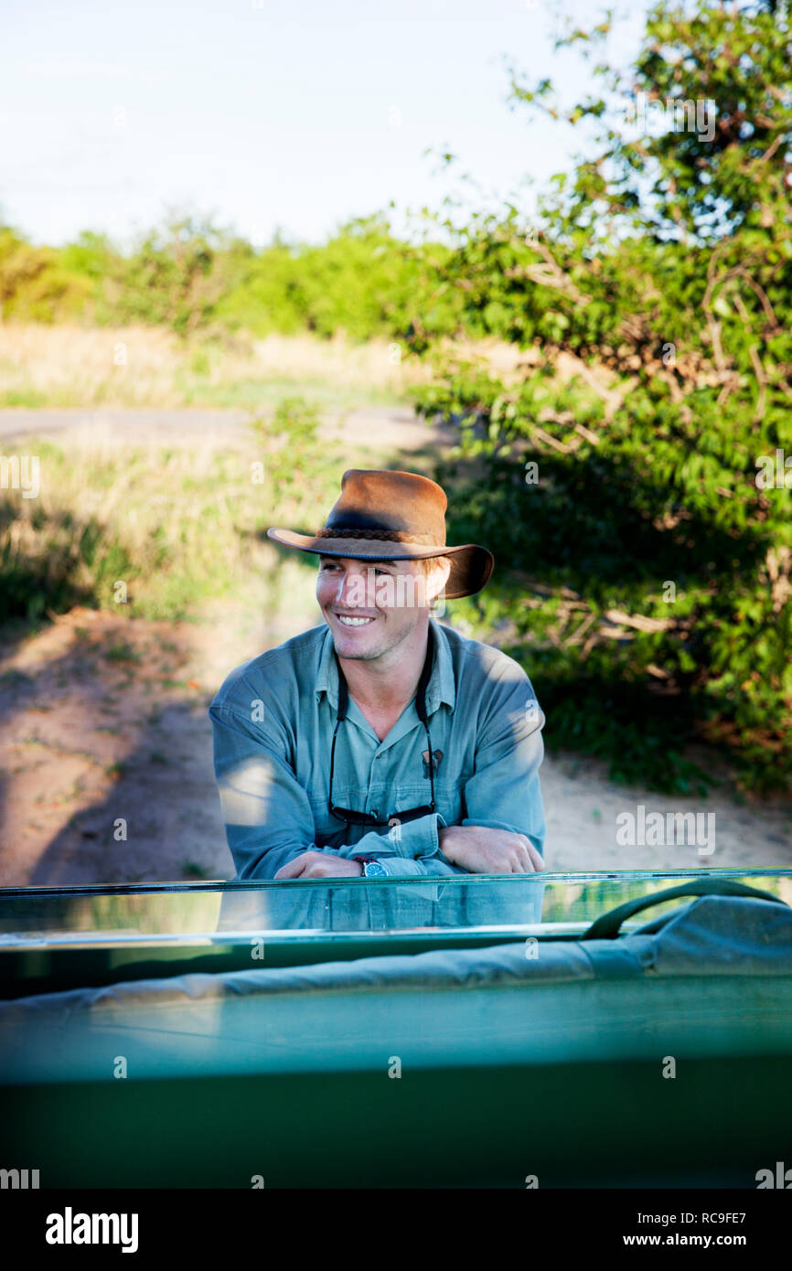 Portrait of young man wearing cowboy hat Banque D'Images