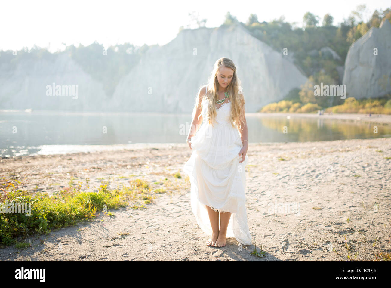 Mariée En Robe De Mariage Sur La Plage Au Coucher Du Soleil