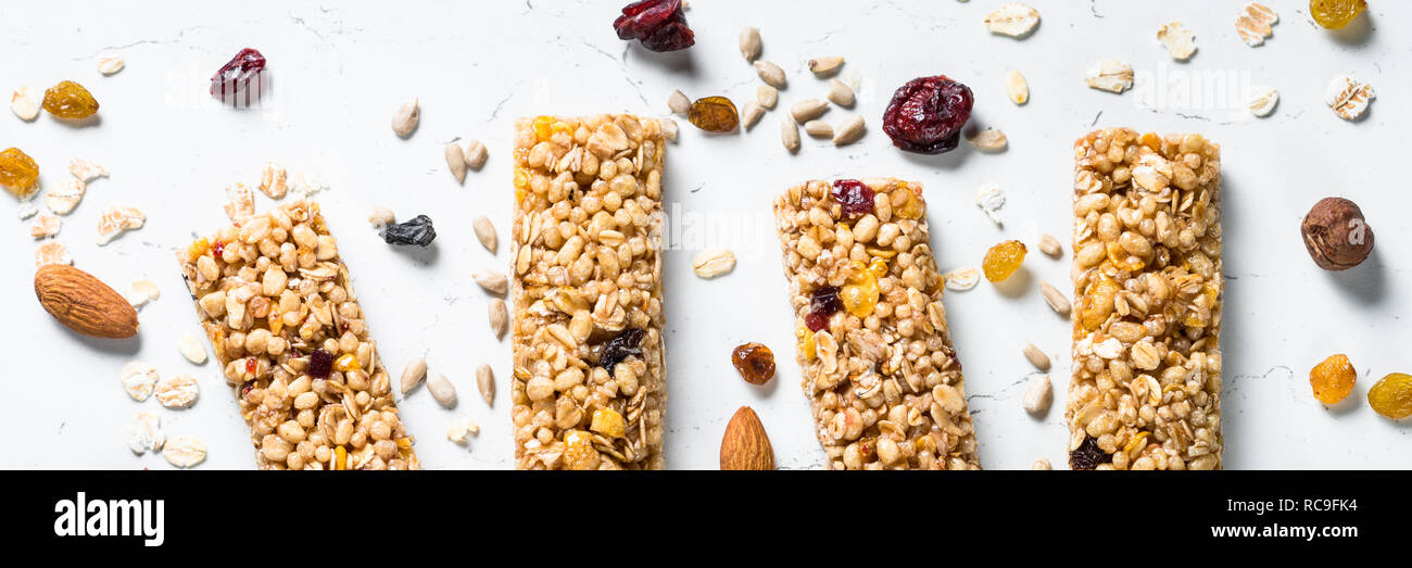 Barre granola avec des noix, des fruits et des baies sur blanc. Banque D'Images