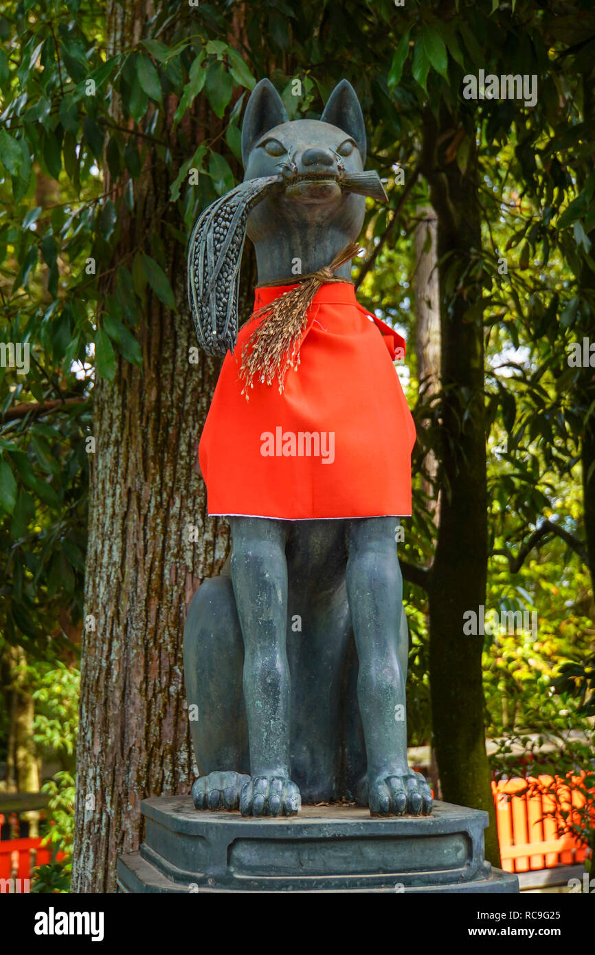 Le Japon, Kyoto, Fushimi Inari Taisha est le chef de culte du dieu Inari, situé dans le quartier de Fushimi, à Kyoto, au Japon. Le sanctuaire se trouve à la base d'un moun Banque D'Images