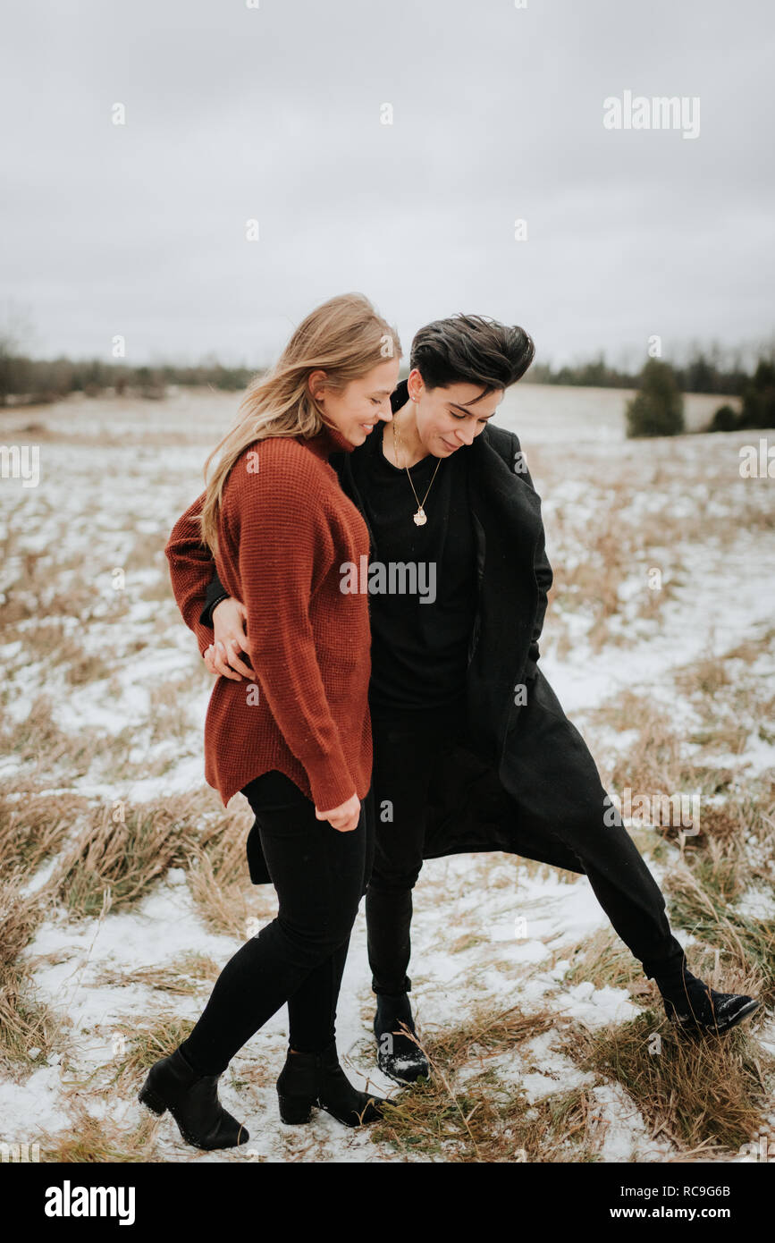 Couple marchant dans un paysage de neige, Georgetown, Canada Banque D'Images