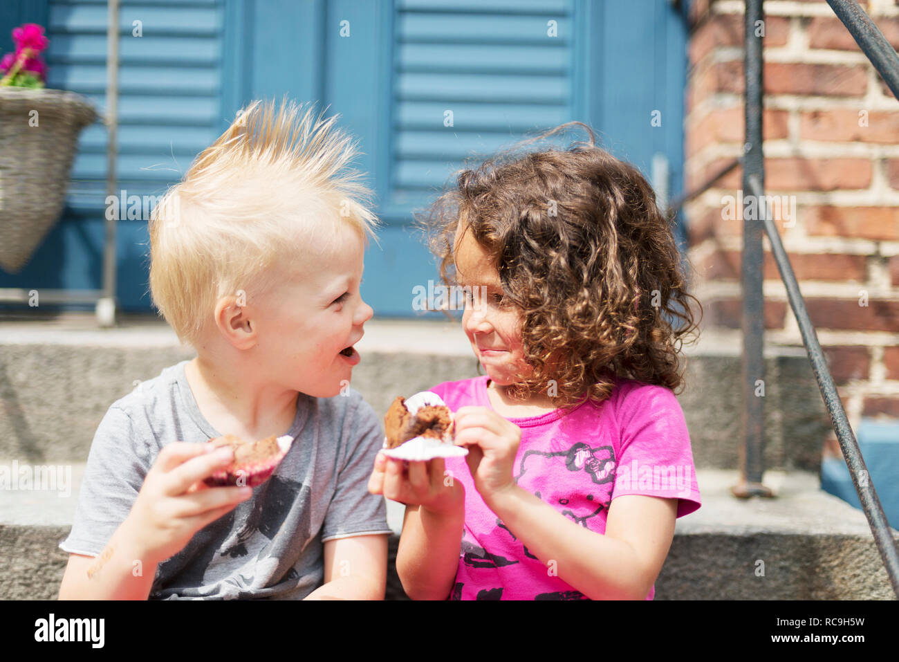 Les enfants mangeant cupcakes Banque D'Images