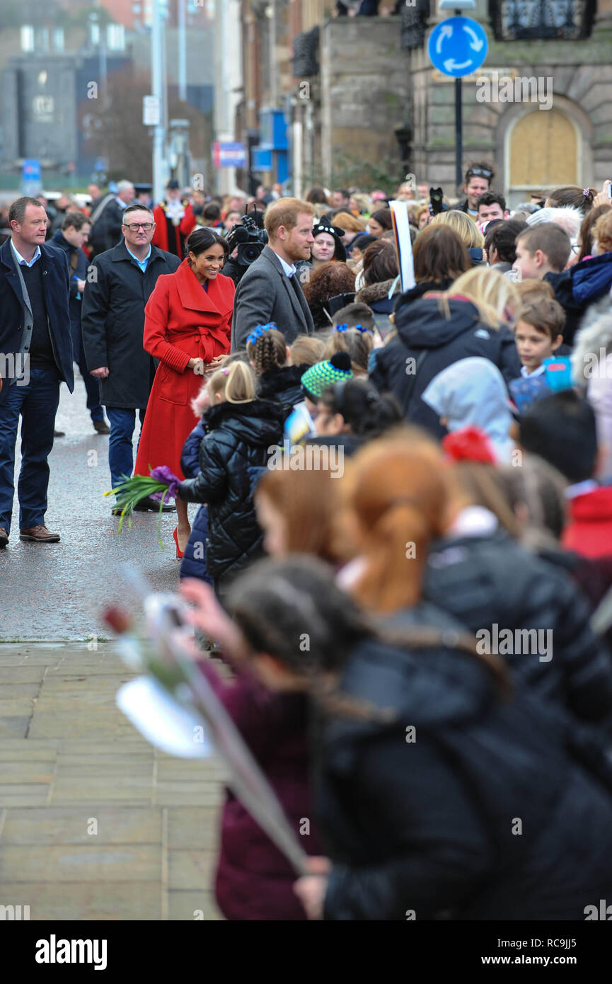 Le duc de Sussex 'Prince Harry' et la duchesse de Sussex 'Meghan' vu l'école locale d'accueil des enfants durant leur visite officielle à Birkenhead. Rencontre des enfants des écoles locales et les membres du public, avant de visiter la ville, Hamilton Square Liverpool Birkenhead. Banque D'Images