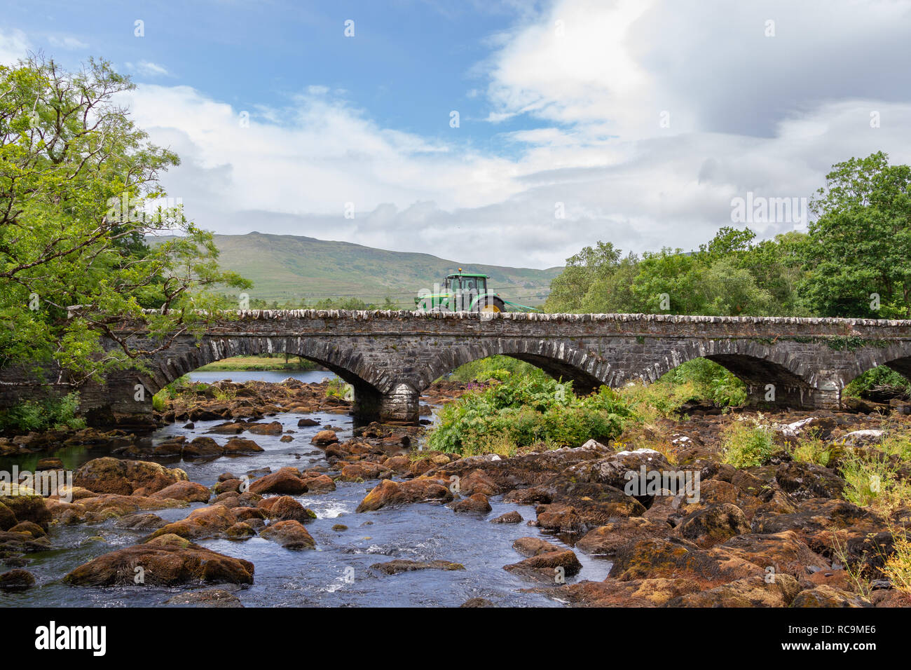 Le tracteur sur les Blackstones Bridge sur la rivière Upper Caragh, Ring of Kerry, Irlande Banque D'Images