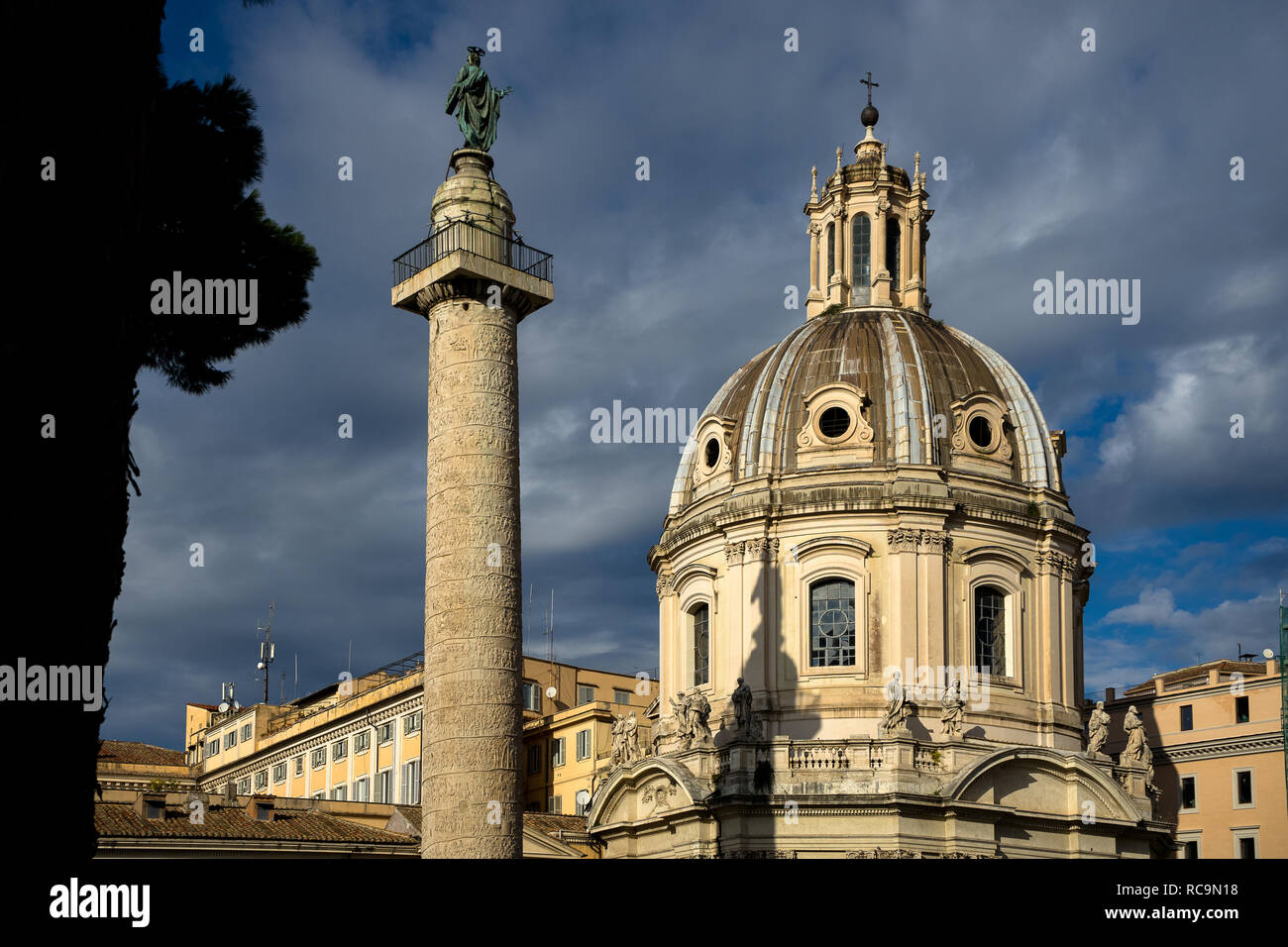 Rome, Italie, 11/18/2012 : la 'colonne trajane' en gros plan sur la gauche, sur la droite l'église de 'Santissimo Nome di Maria' Banque D'Images