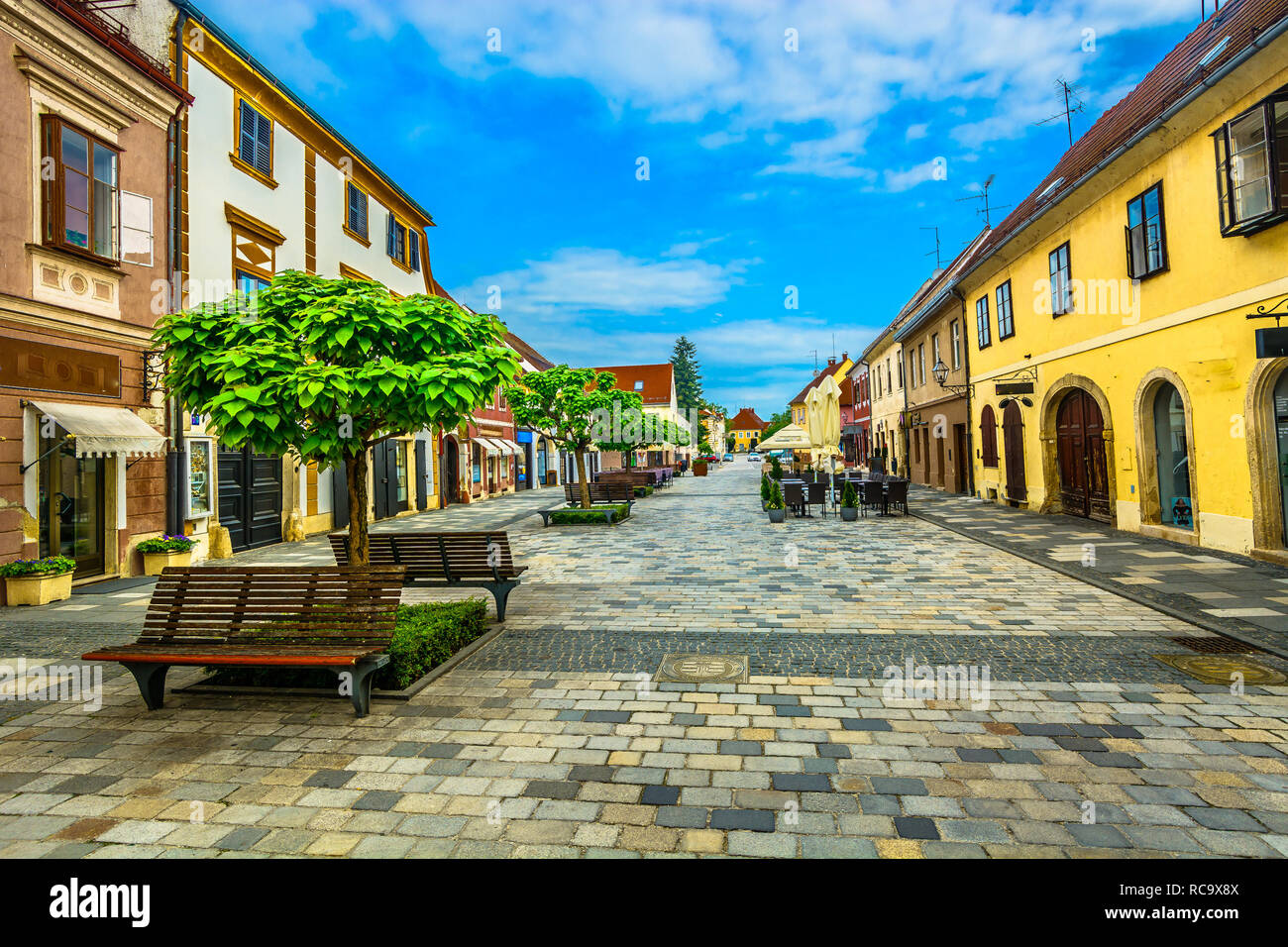 Rue colorée dans la vieille ville de Varaždin, lieux de voyage croate. Banque D'Images