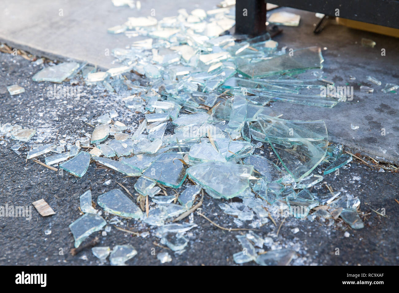Des éclats de verre brisé sur le plancher Banque D'Images