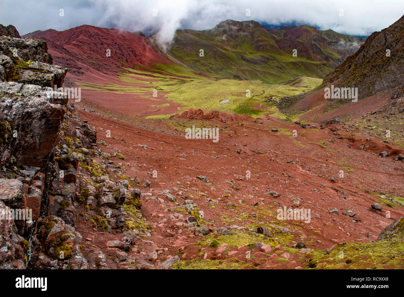 Trekking dans la merveilleuse vallée Rouge, Cusco, Pérou Banque D'Images