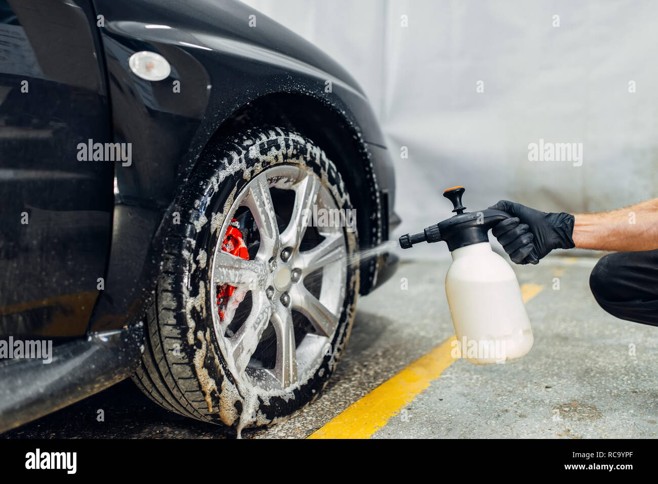 Service de lavage, nettoyage des roues avec un agent spécial. Lavage automobile détaillant, avec vaporisateur Banque D'Images