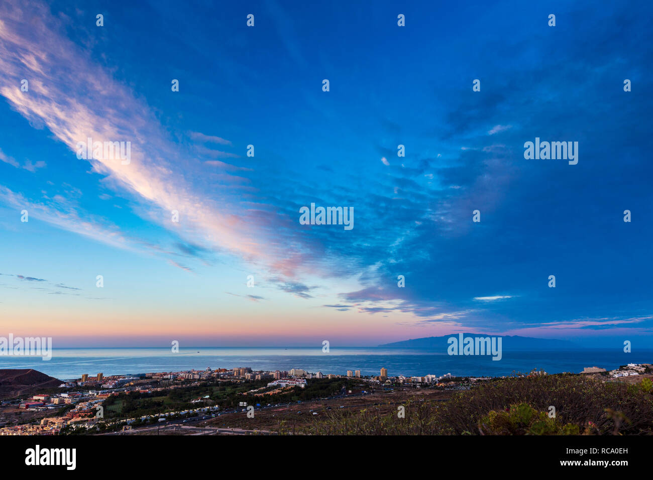 L'aube vue sur Playa de Las Americas et La Gomera de El Mojon, Tenerife, Canaries, Espagne Banque D'Images