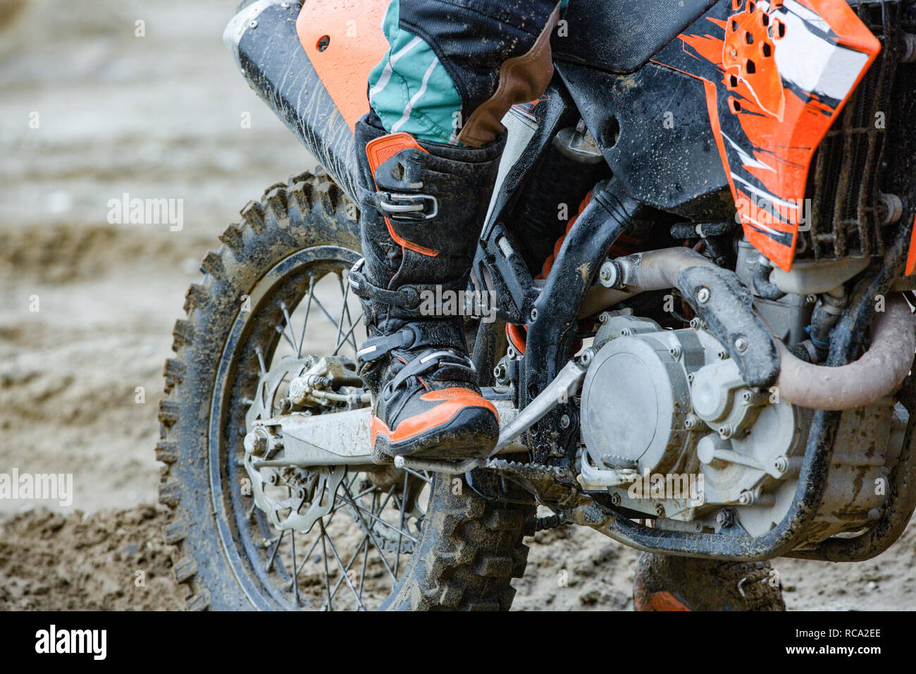Pilote Moto Motocross professionnels durs sur la voie routière. Close up  shot croped Photo Stock - Alamy