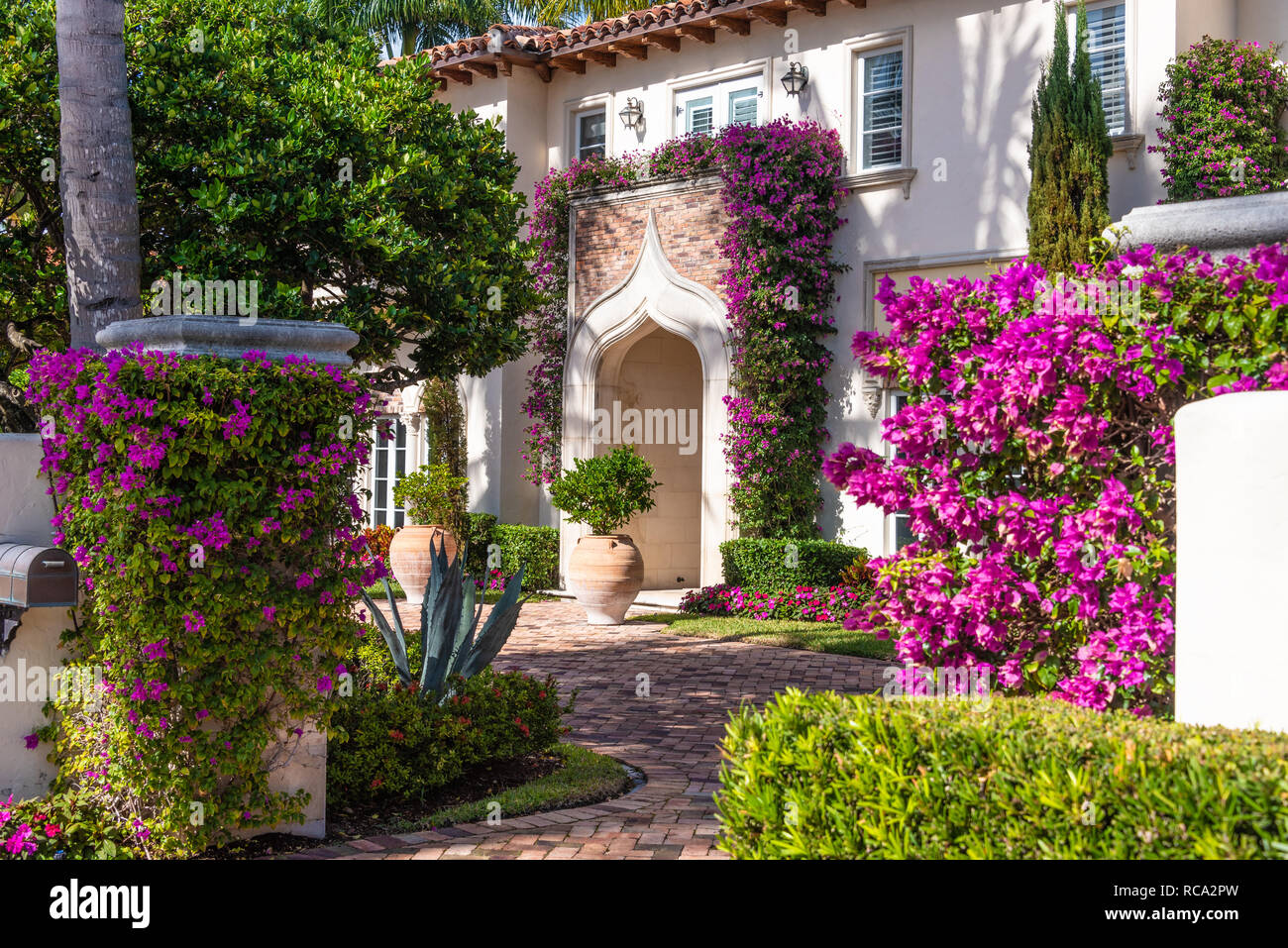 Maison de style Renaissance méditerranéenne avec des bougainvilliers à Palm Beach, en Floride. (USA) Banque D'Images