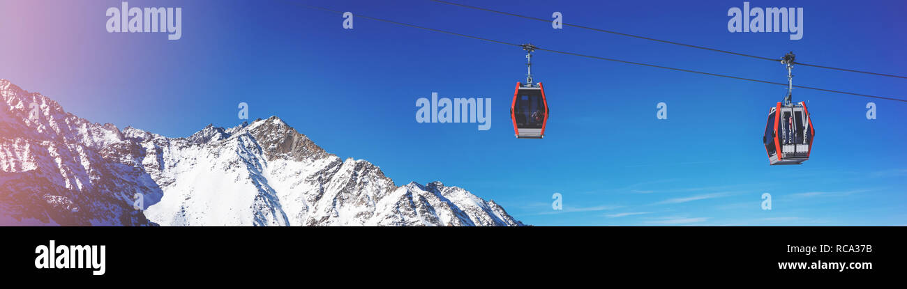 Câble de ski d'une voiture au paysage de montagne sur journée d'hiver ensoleillée Banque D'Images