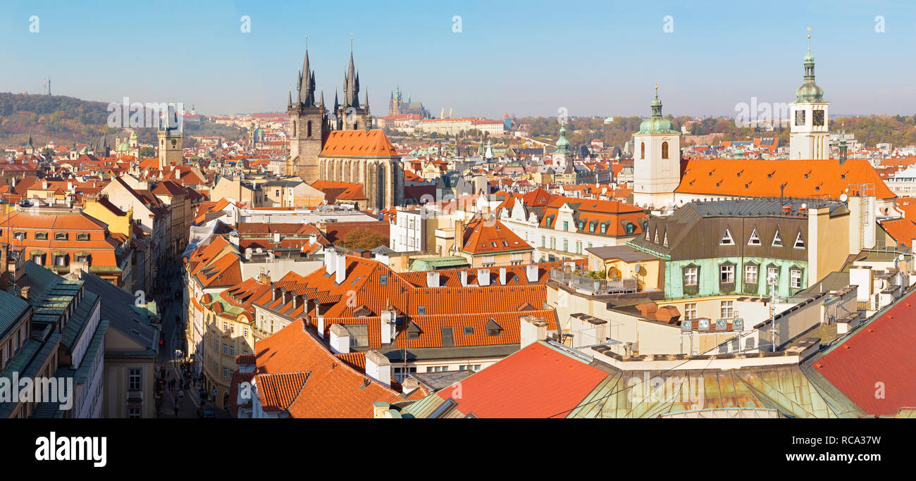 Prague - Le panorama de la ville avec l'église de Notre-Dame de Týn et le château avec la cathédrale en arrière-plan. Banque D'Images