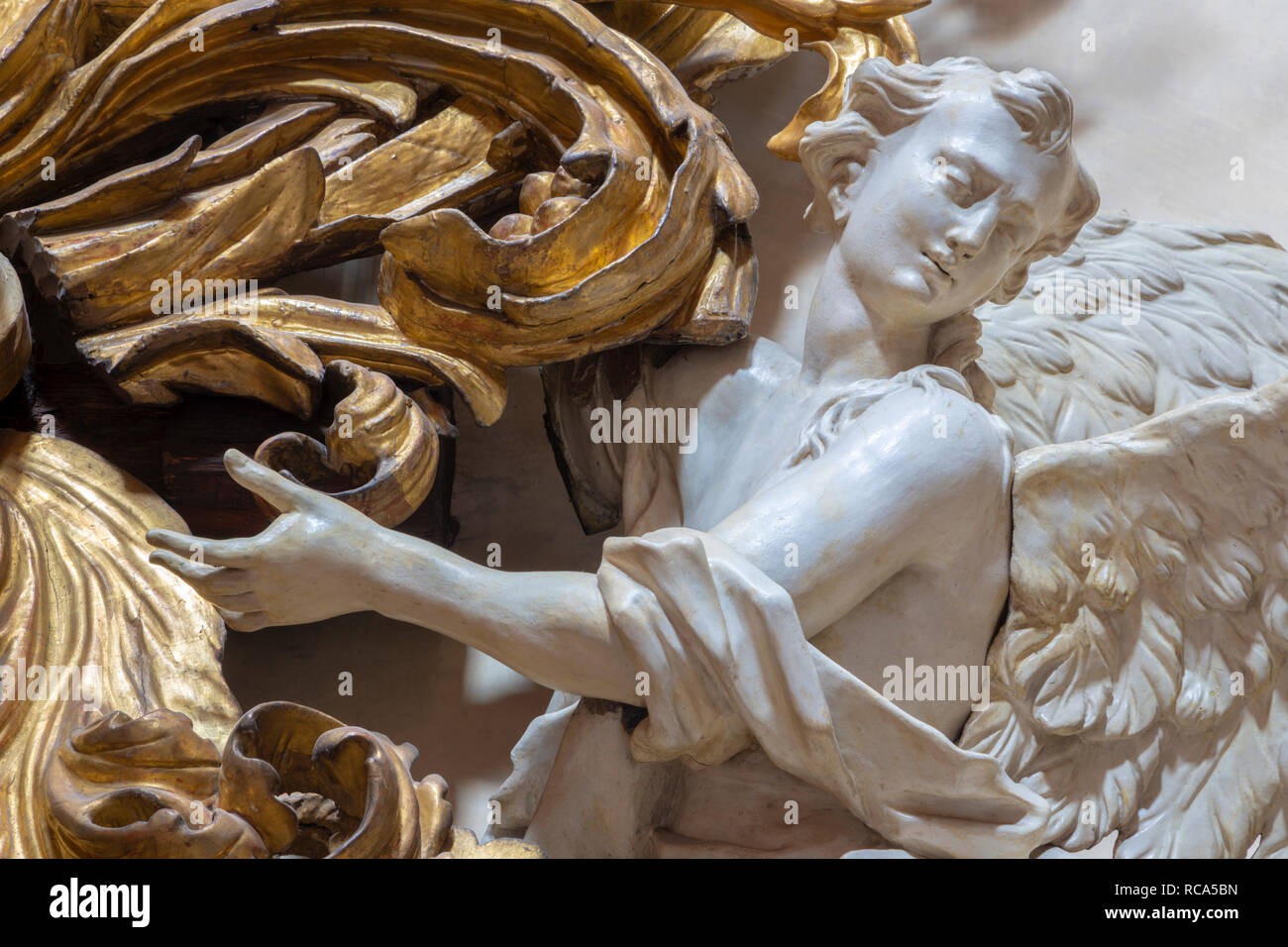 PRAGUE, RÉPUBLIQUE TCHÈQUE - le 12 octobre 2018 : Le baroque polychrome sculpté statue de l'ange de l'autel latéral de l'église Saint François d'assise Banque D'Images