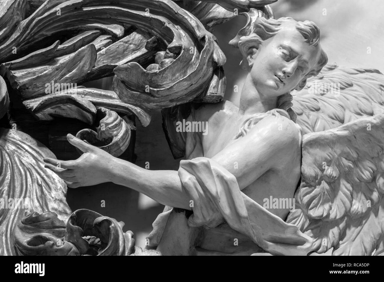 PRAGUE, RÉPUBLIQUE TCHÈQUE - le 12 octobre 2018 : Le baroque polychrome sculpté statue de l'ange de l'autel latéral de l'église Saint François d'assise Banque D'Images