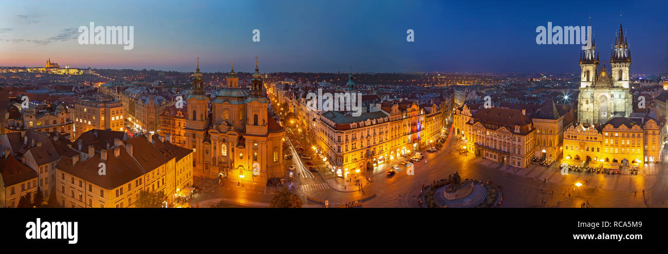 Prague - Le panorama avec l'église Saint Nicolas, Staromestske square et de la vieille ville et l'église de Notre-Dame de Týn au crépuscule. Banque D'Images