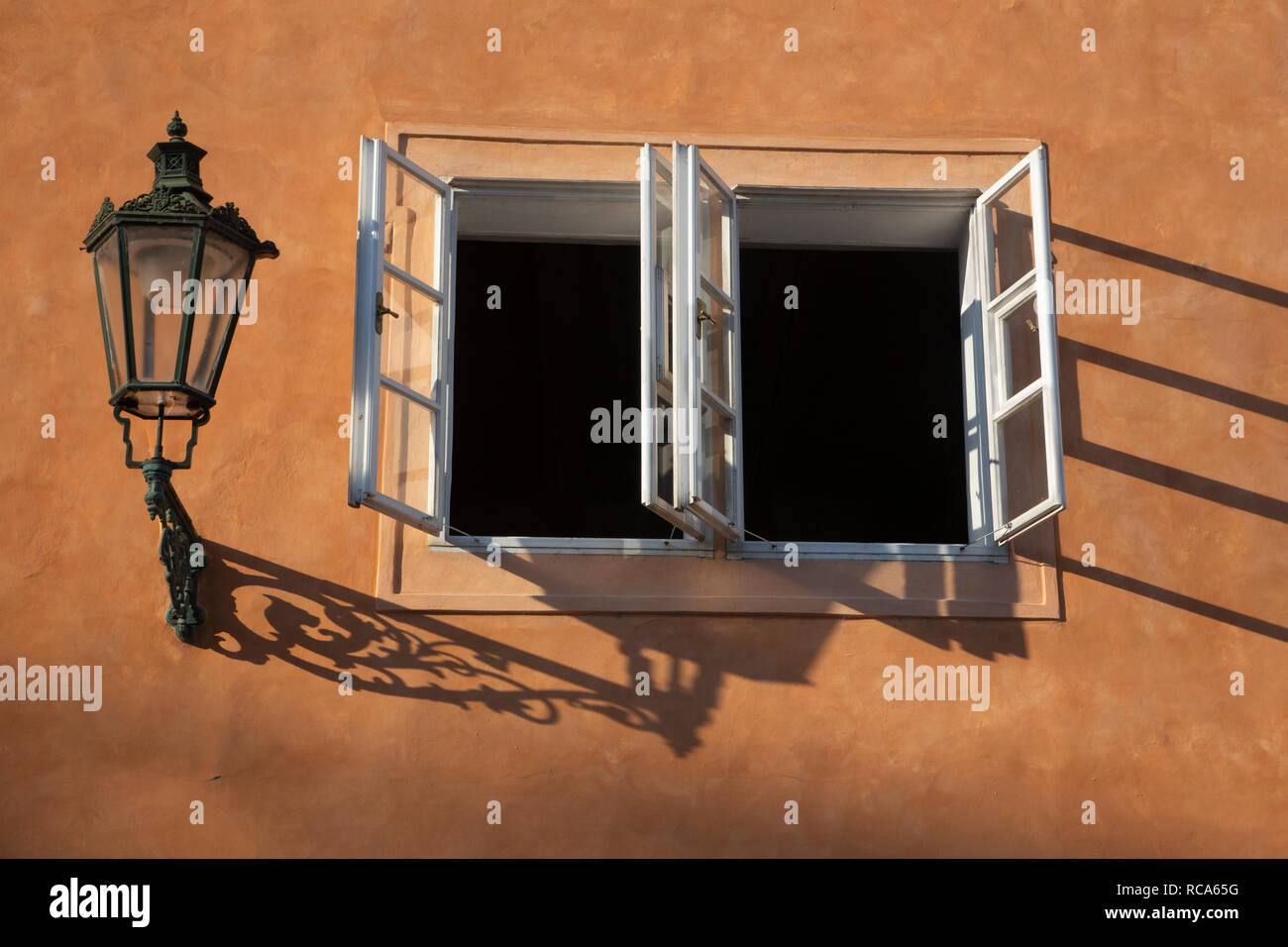 Praha - la lampe et fenêtre sur une vieille maison du quartier Hradcany. Banque D'Images