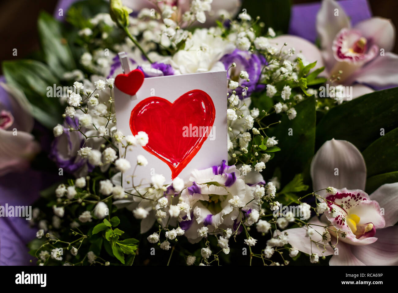 Bonne Saint Valentin Coeur Rouge Sur Un Fond De Carte Cadeau Surprise Journee Mise En Page Creative Avec Des Fleurs Colorees De Feuilles Et De Forme De Coeur Anniversaire Cartes Florales Concept Du Papier Decoratif