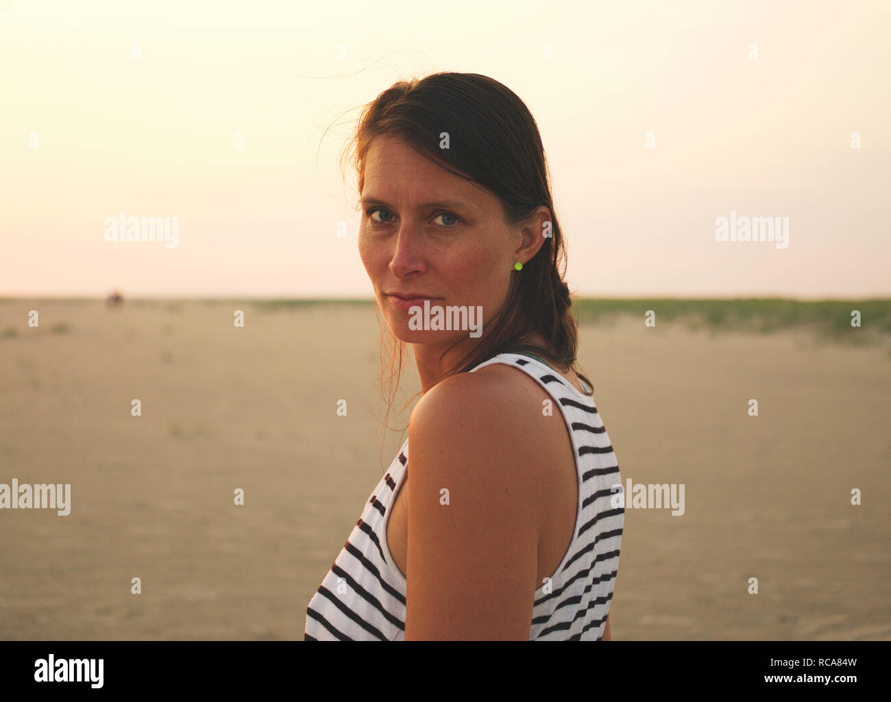 Portrait de femme au coucher du soleil Banque D'Images