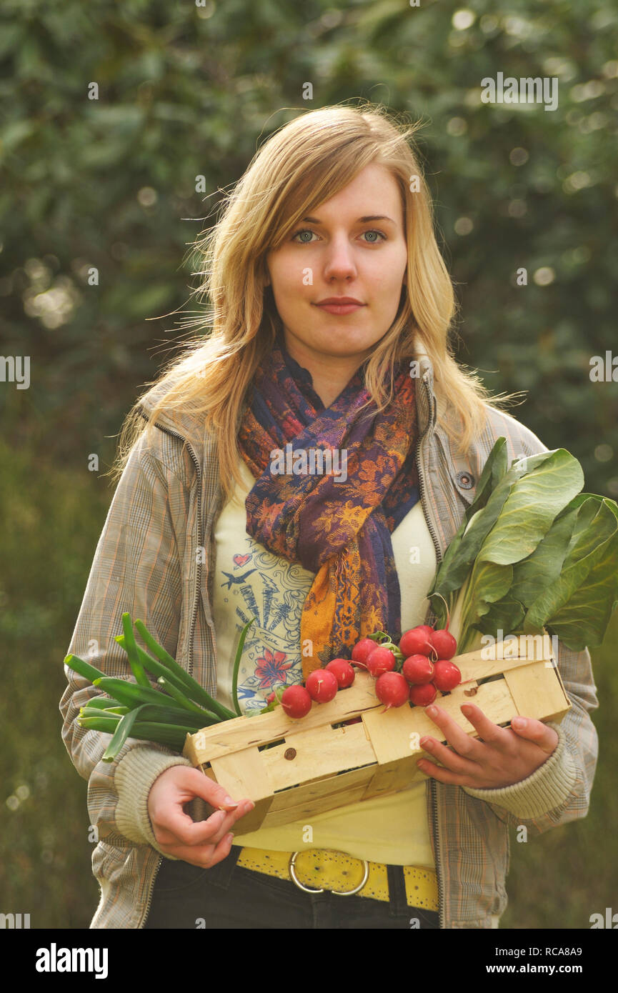 Junge Frau mit im Gemüsekorb Arm - junges Gemüse | Les jeunes Les jeunes femmes avec le panier de légumes Banque D'Images
