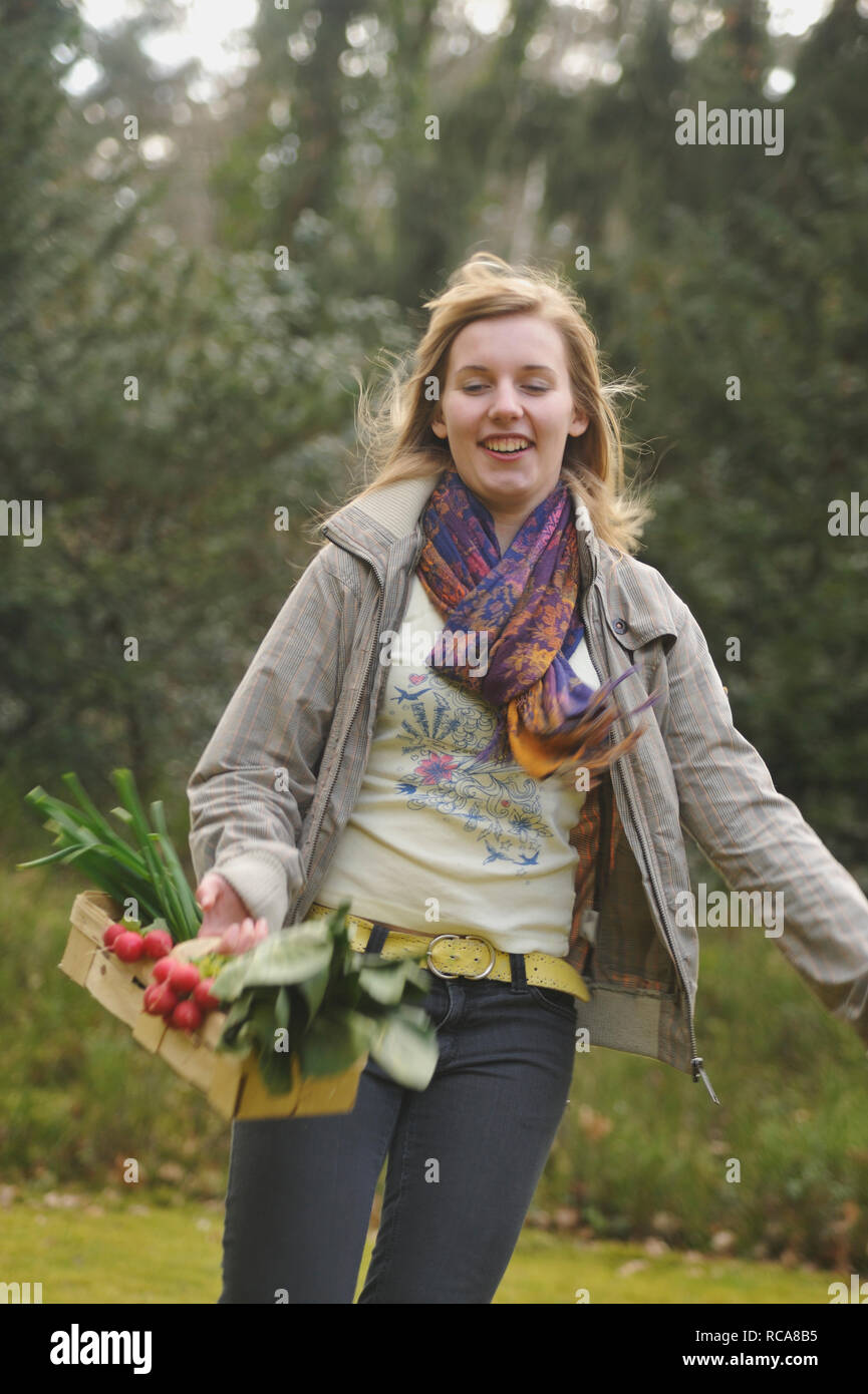 Junge Frau mit im Gemüsekorb Arm - junges Gemüse | Les jeunes Les jeunes femmes avec le panier de légumes Banque D'Images