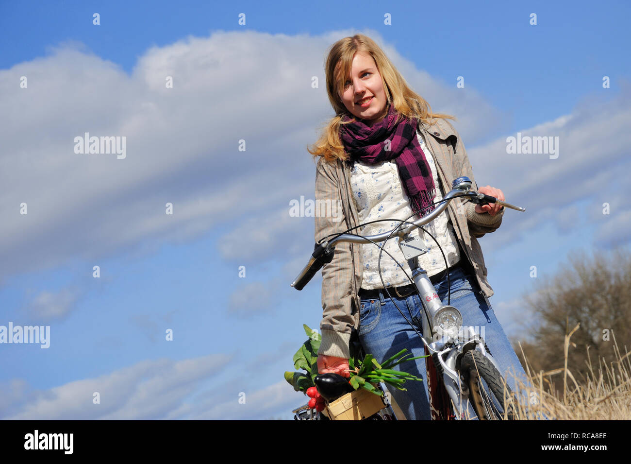 Junge Frau mit Fahhrad Gemüsekorb - junges Gemüse und | Les jeunes femmes avec son vélo et panier de légumes Banque D'Images