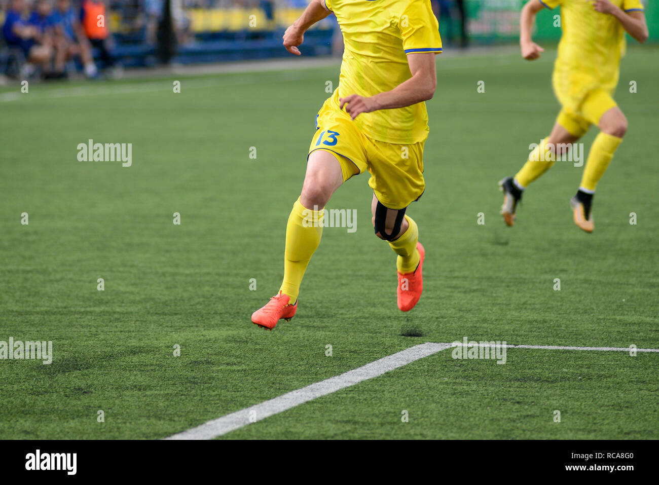 Joueurs de football se bat au cours de match de football sur stadium Banque D'Images