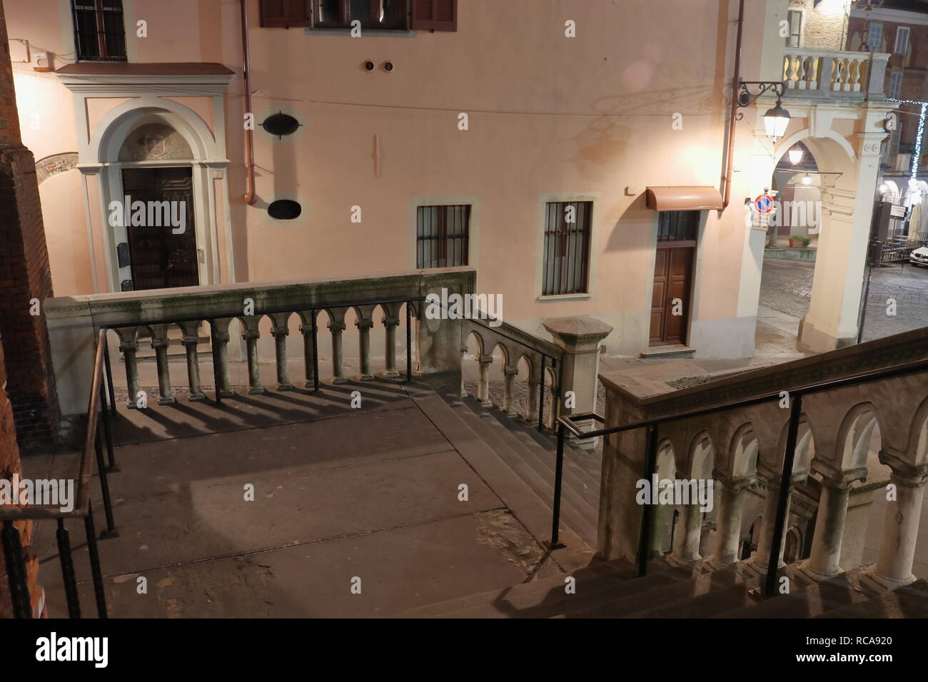 Centre Ville de Moncalieri, Italie, à Noël, avec escalier de l'église S. Maria della Scala et fontain Banque D'Images