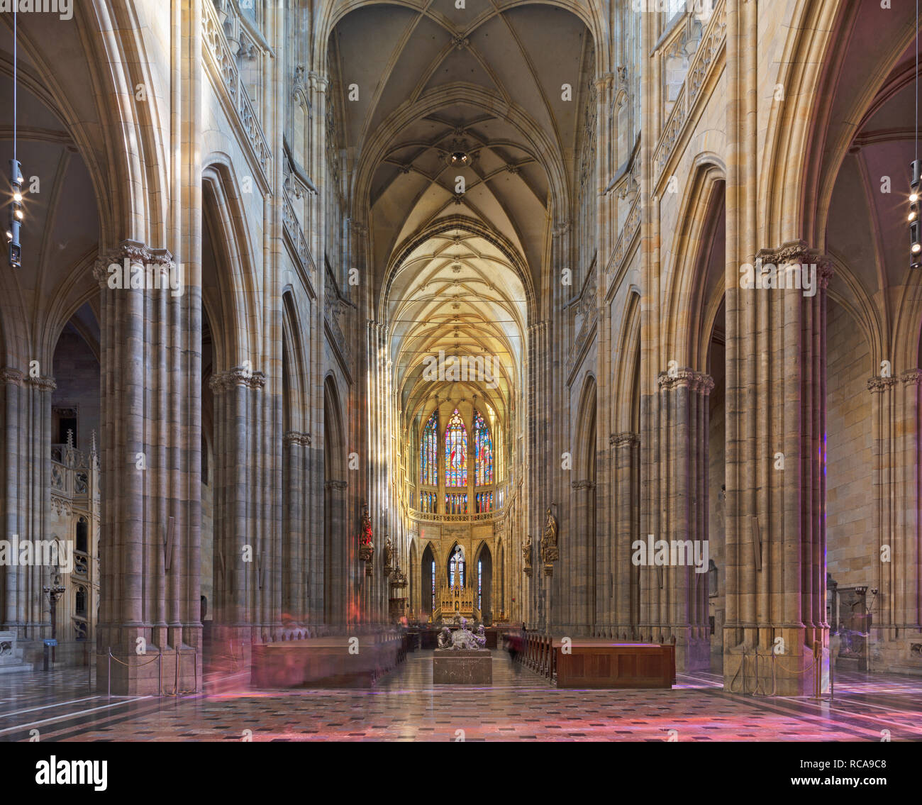 PRAGUE, RÉPUBLIQUE TCHÈQUE - le 14 octobre 2018 : La nef gothique de la cathédrale Saint-Guy. Banque D'Images