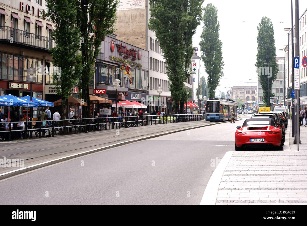 Munich, Allemagne - 29 juin 2018 : restaurants et casinos ainsi que le trafic de rue avec un tramway sur la rue de Bayer dans le centre-ville le 29 juin, 2018 Banque D'Images