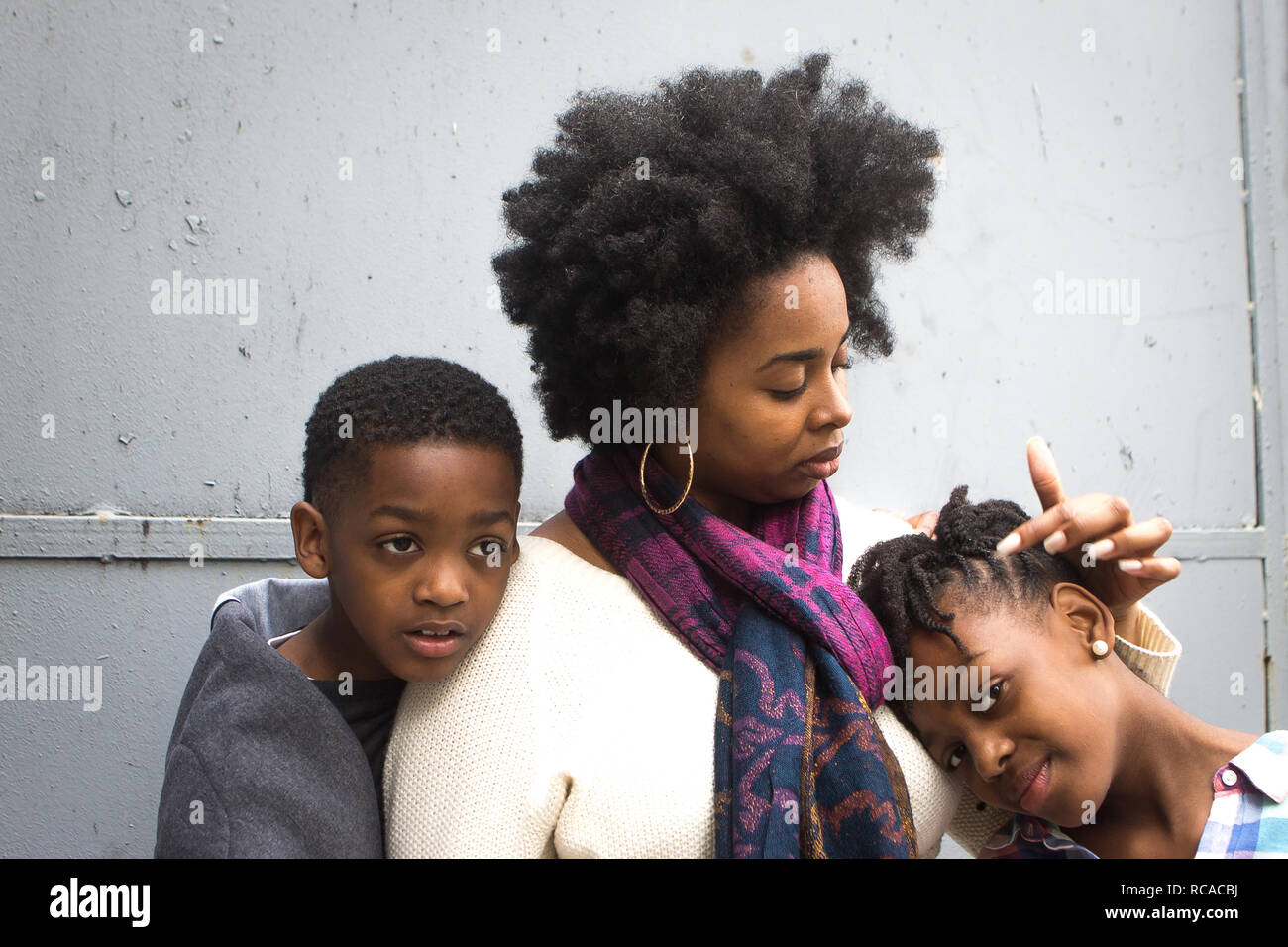 Close up of black mother and baby girl kissing extérieur Banque D'Images
