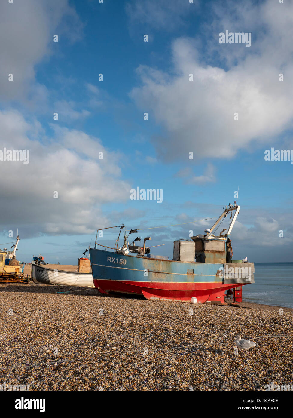 Bateaux de pêche commerciale sur la plage de galets à Hastings, East Sussex, UK a lancé la plus grande plage de la flotte de pêche côtière en Europe Banque D'Images