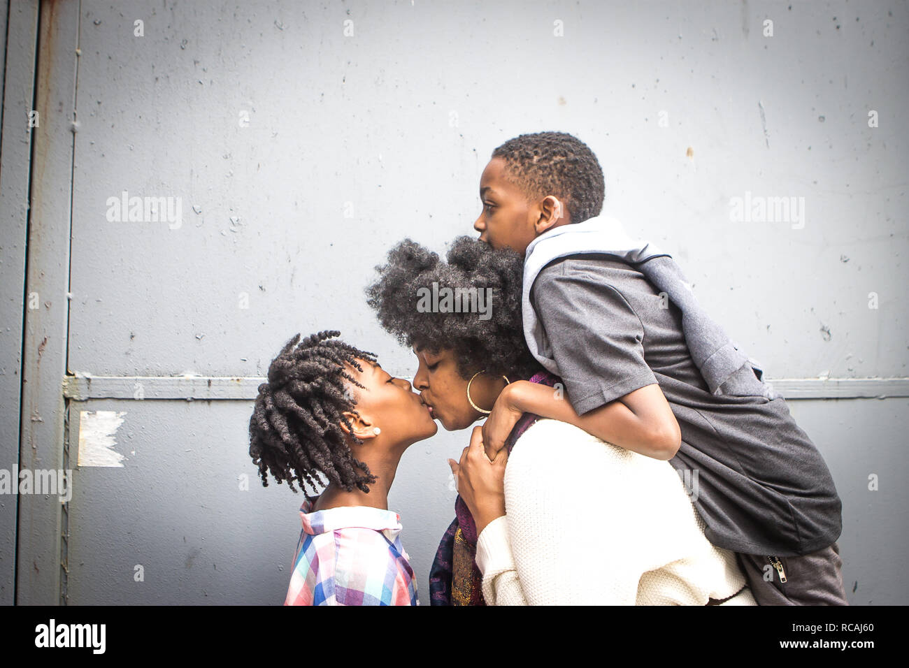 Close up of black mother and baby girl kissing extérieur Banque D'Images
